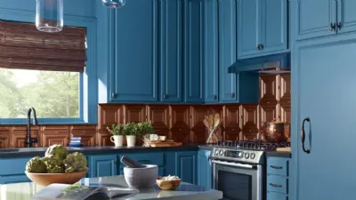 Colorare la cucina di legno con un intenso azzurro: l’idea è di Sherwin-Willians, azienda di vernici