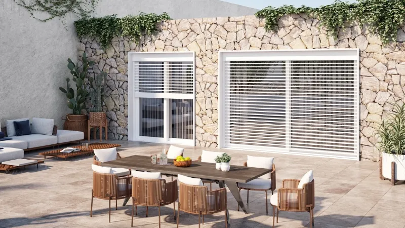 I frangisole a lamelle orientabili di Oknoplast riparano la casa dal calore eccessivo