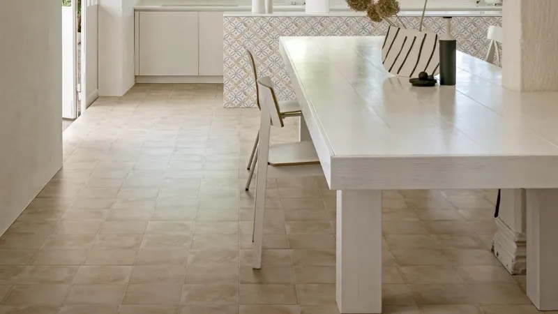 Versatilità in cucina con ArtCraft Calce e ArtCraft Decoro Segni A Semimatt, tutto nel formato 20x20