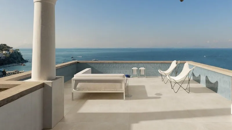 Nel terrazzo, collezione Slow Sabbia Strutturato 120x120 e collezione Luz Azzurro Polvere 5,3x30, tutto Marazzi