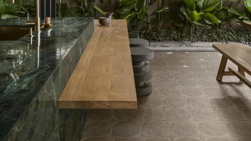 ArtCraft Argilla Decoro Bolli 20x20 per il pavimento vicino all'isola della cucina