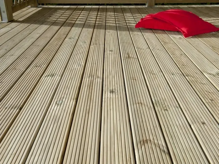 Listone pavimento in legno di pino, scanalato su due lati con incastro, prodotto da Pircher