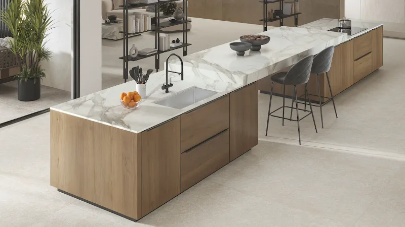 Atlas Plan, lastra in gres porcellanato effetto marmo bianco con vena passante Calacatta Bernini