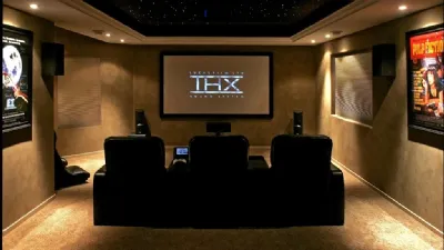 Esempio d'impianto Home Theatre in casa: si notano i tre altoparlanti frontali, i due posti a destra e a sinistra e, al centro, il grande televisore a schermo piatto