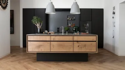 Nero opaco e legno di rovere nodato, il massimo dell'eleganza