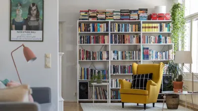 Poltrona e libreria in zona giorno