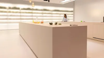 Tendenze EuroCucina: isole centrali sempre più grandi e colori chiari