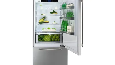 Frigoriferotecnologico con anta superiore aperta, contenente bevande, frutta e verdura