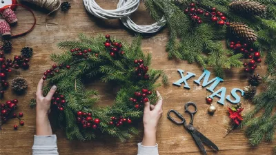 Decorazione natalizia con aghi di pino e bacche di ginepro