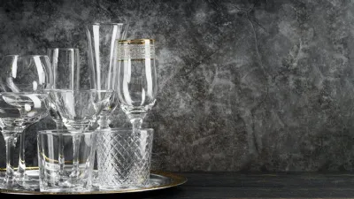 Bicchieri in cristallo e vassoio