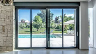 La luce conquista la casa con le grandi vetrate di Oknoplast