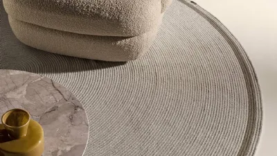 Linee arrotondate per tappeto Arenile, poltrona Biza, tavolo Alberoni, collezione Venezia by Lago