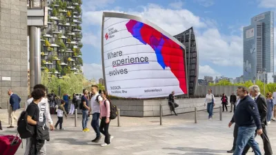 Piazza Gae Aulenti a Milano preparata per Salone e Fuorisalone