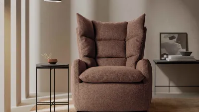 La morbida e avvolgente poltrona Frida di Marac interpreta il Moka Mousse