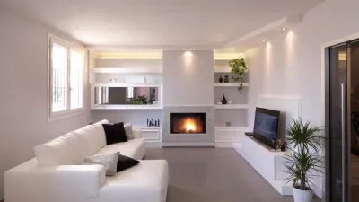 Parete attrezzata in cartongesso con caminetto e base per appoggio TV