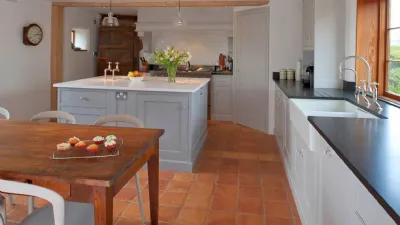 Cucina con isola centrale, mix cromatici