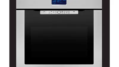 visione frontale del forno chiuso con bordo in acciaio co display