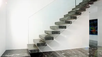 scala interna in marmo a sbalzo