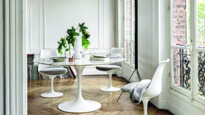 Tulip di Knoll, tavolo rotondo con piano in marmo e base in alluminio